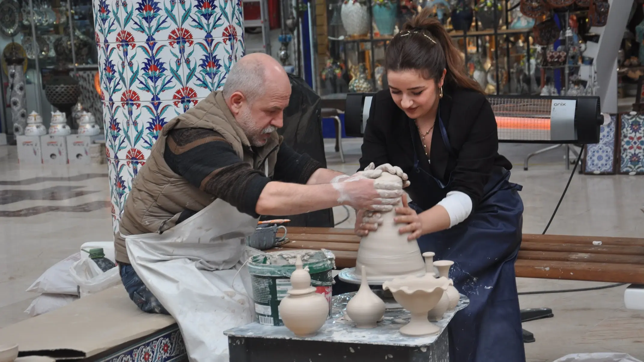 Live demonstraties beginnen op de Kütahya Tilemakers' Bazaar