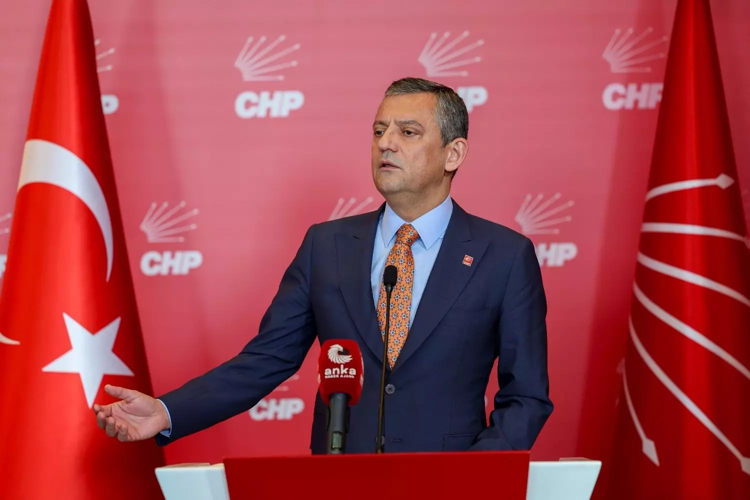 Özel opent een tour van een week om oppositieleiders te ontmoeten