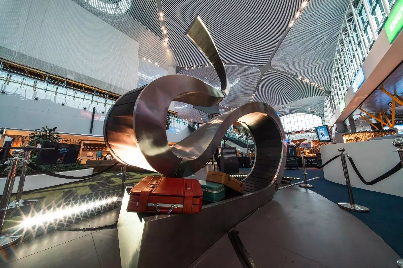 Vergeten voorwerpen worden kunst op de tentoonstelling op de luchthaven van Istanbul