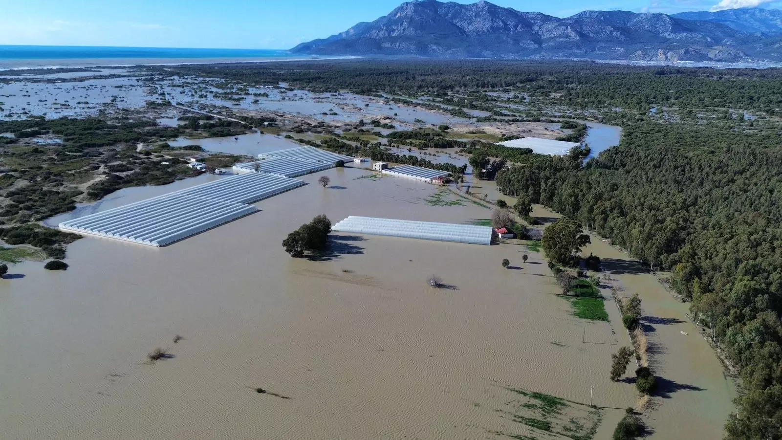 Antalya doorstaat een jaar lang regenval in één periode van 40 dagen