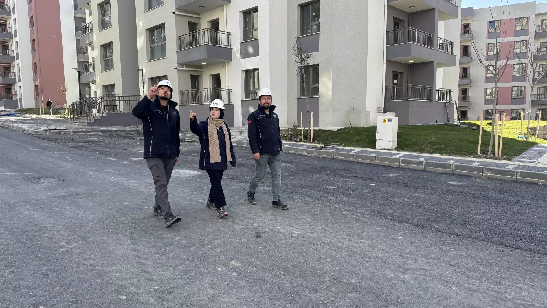 Architect, overlevende van de aardbeving leidt de wederopbouw van de kinderbuurt