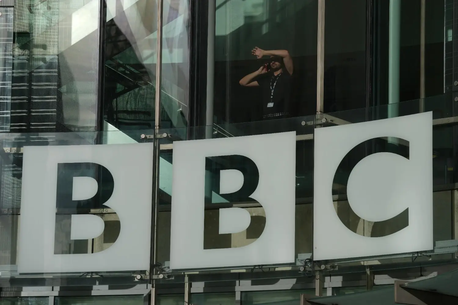 BBC gaat de kosten met 10 procent verlagen omdat de financiële druk toeneemt