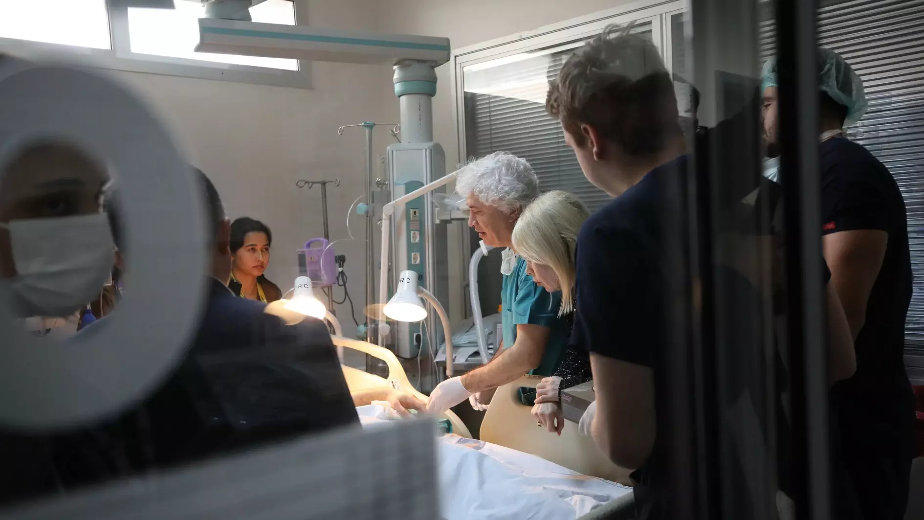 Chirurgen trotseren alle verwachtingen en herstellen ledematen na het dodelijke busongeluk in Antalya