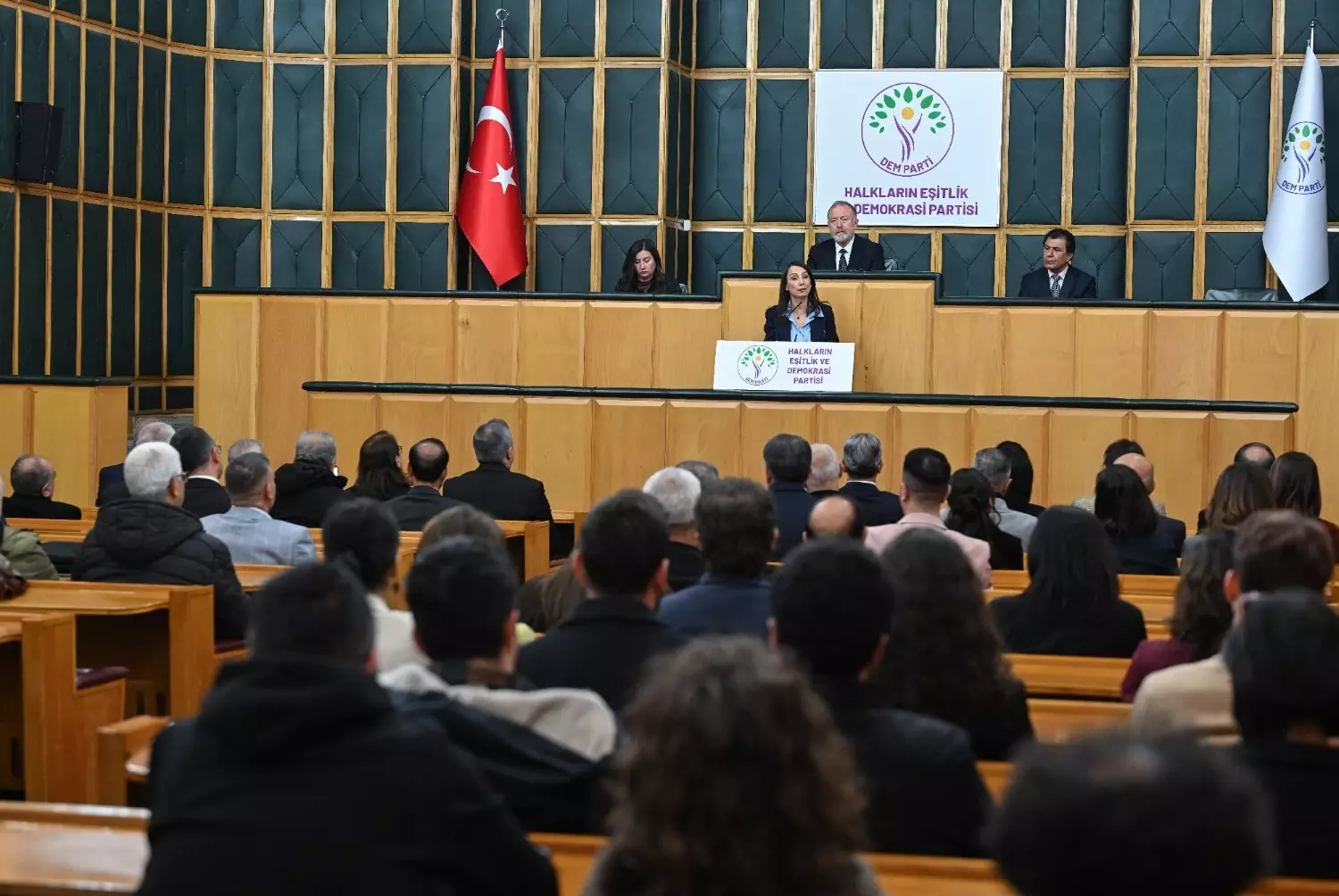 DEM-partij dringt erop aan dat het minimumloon de helft van de armoedegrens bereikt