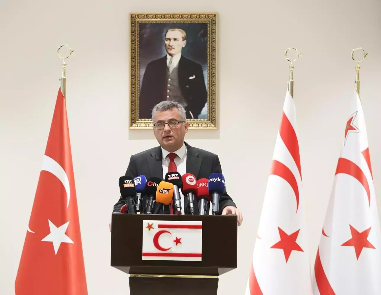 De Turks-Cypriotische leider dringt er bij ontmoeting met de VN-chef op aan om de gesprekken over Cyprus te herzien