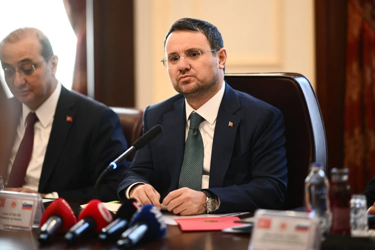 De minister van Justitie belooft leiderschap op basis van overleg en grondrealiteit