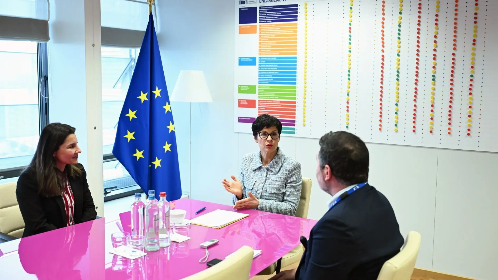 EU-commissaris dringt aan op 'sterker partnerschap' met Türkiye