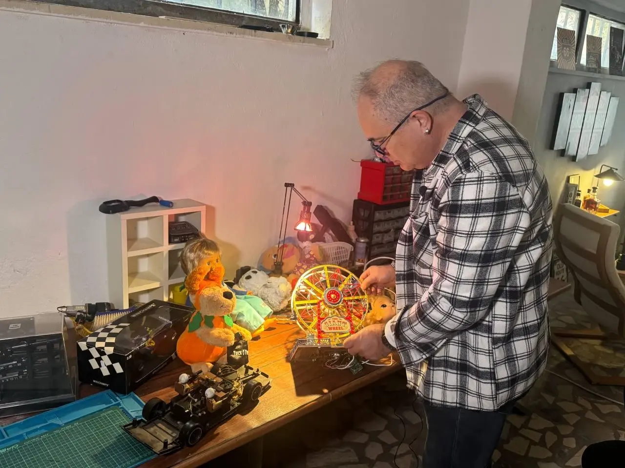 Gepensioneerde ingenieur repareert 'ziek' speelgoed om kinderen blij te maken