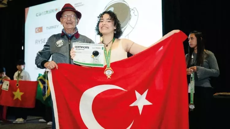 Hatay-tiener gekroond tot kampioen natuurwetenschappen op de Copernicus Olympiade