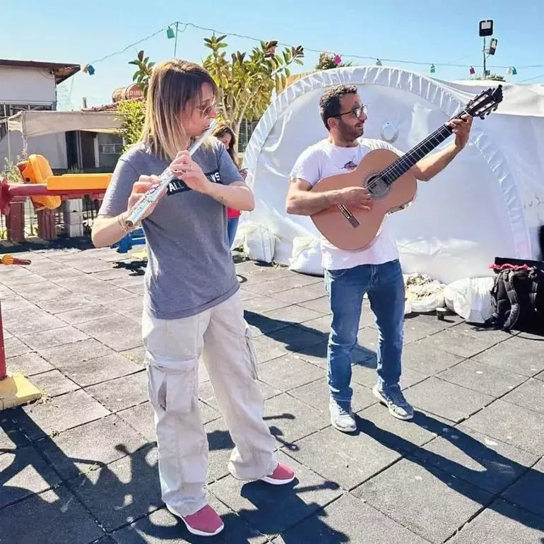 Het muziekinitiatief van de vrouw geneest de trauma's van kinderen in het door de aardbeving getroffen Hatay