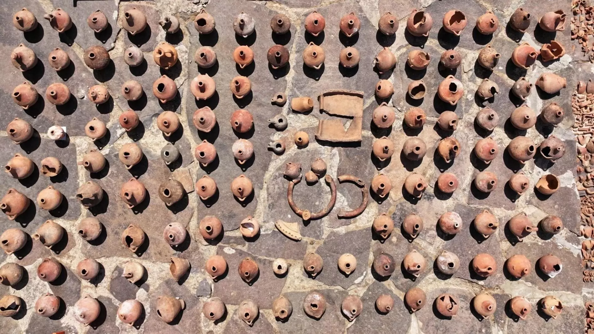 Hydriskoi-collectie opgegraven in de Demeter-tempel