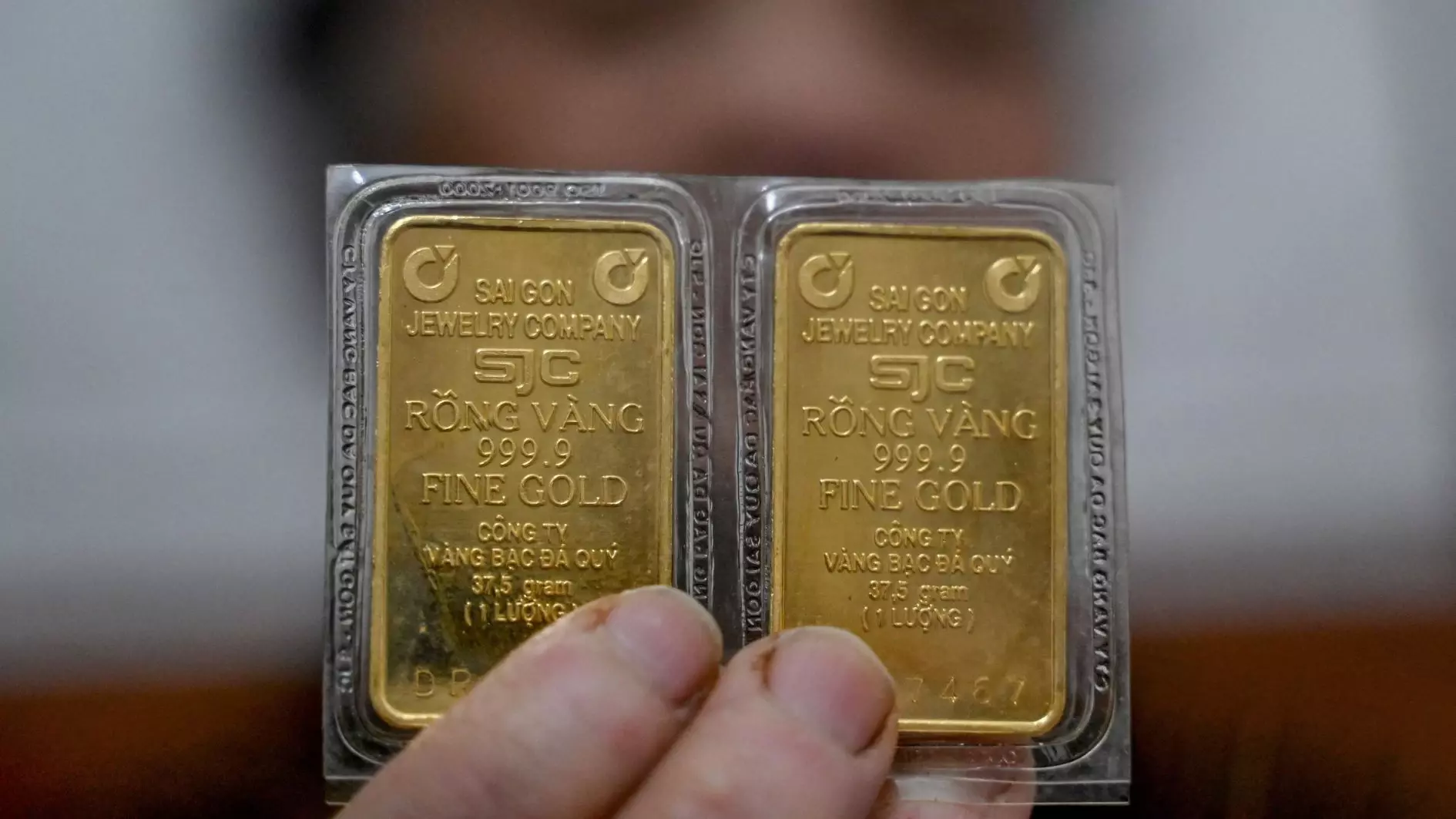 Olie keldert op de hoop van Iran, edelmetalen worden getroffen door een sterkere dollar