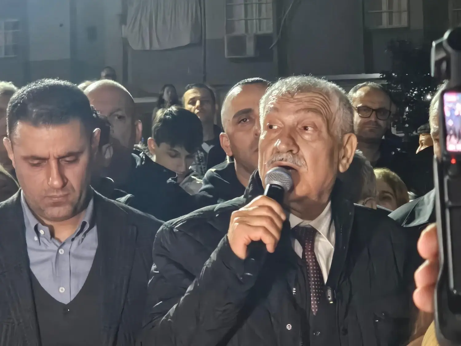 Rechtbank in Istanbul laat burgemeester van Adana vrij in omkoopzaak