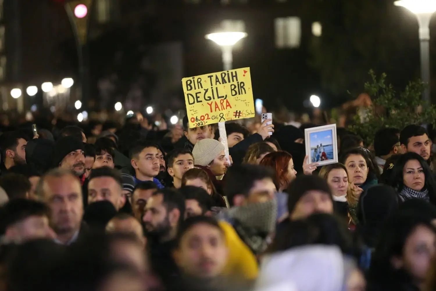 Steden in stille rouw als Türkiye zich de aardbevingen van 6 februari herinnert