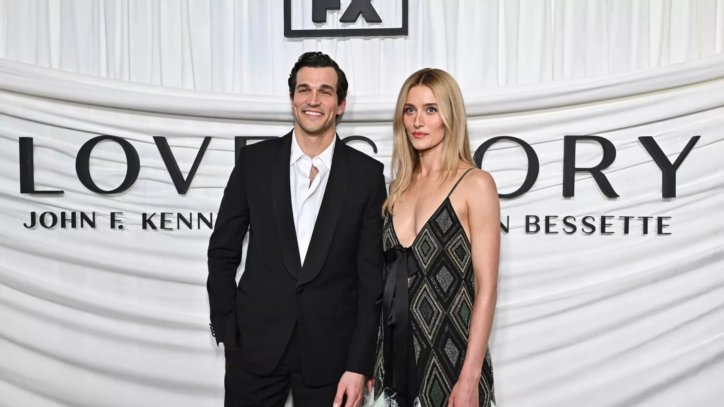 Sterren uit de serie JFK Jr.-Carolyn Bessette wonen de première in New York bij