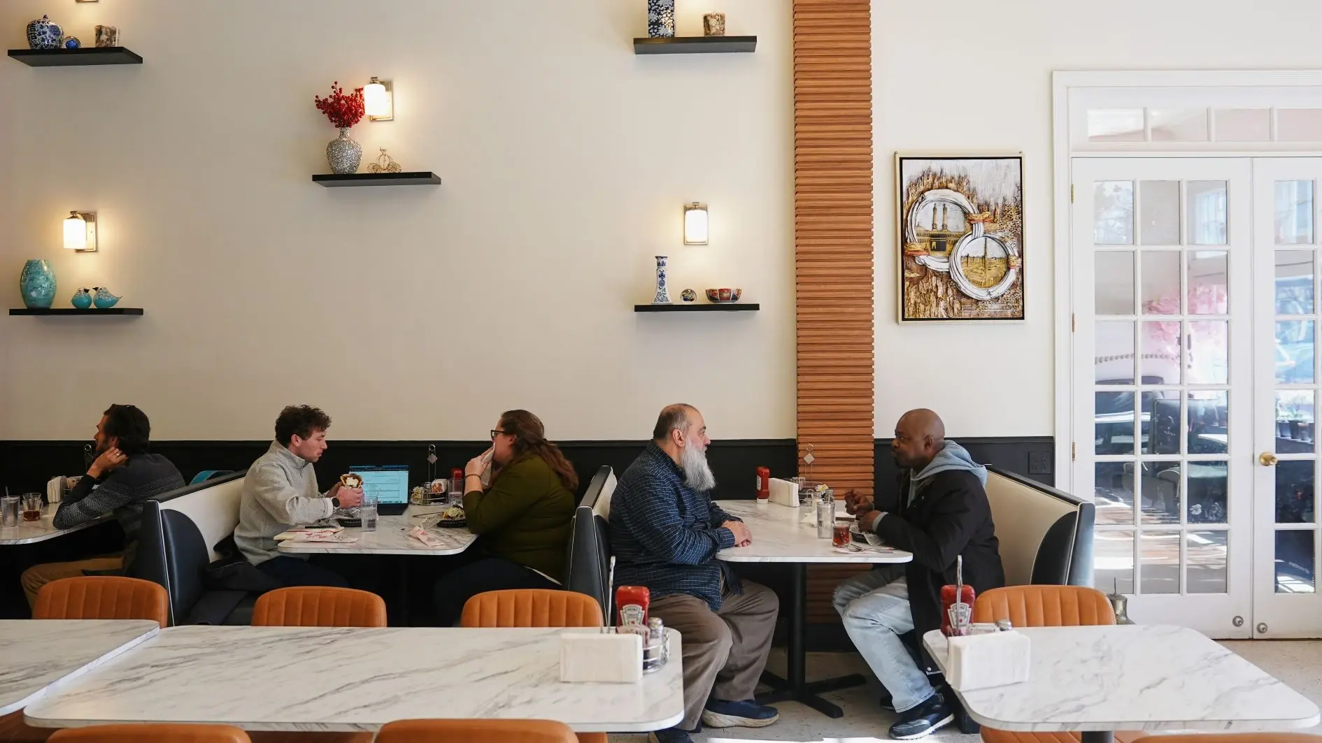 Turkse restauranthouders vinden hoop in lokale steun na het harde optreden van de Amerikaanse immigratiedienst