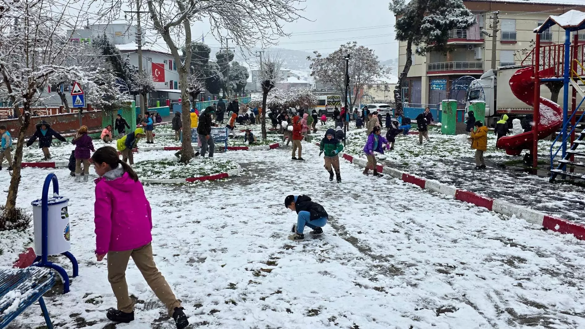 Zware sneeuwval sluit scholen in verschillende provincies in Türkiye
