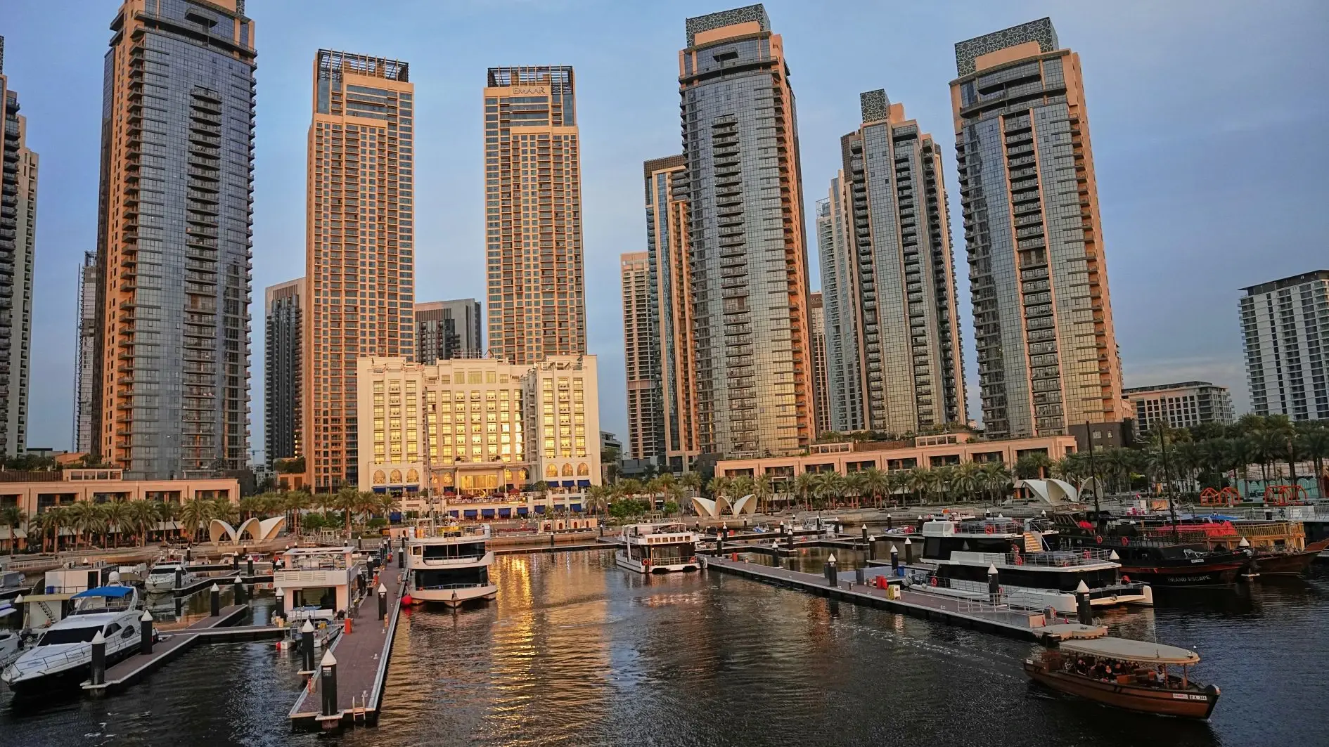 Bedrijven evacueren het financiële district van Dubai na bedreigingen door Iran