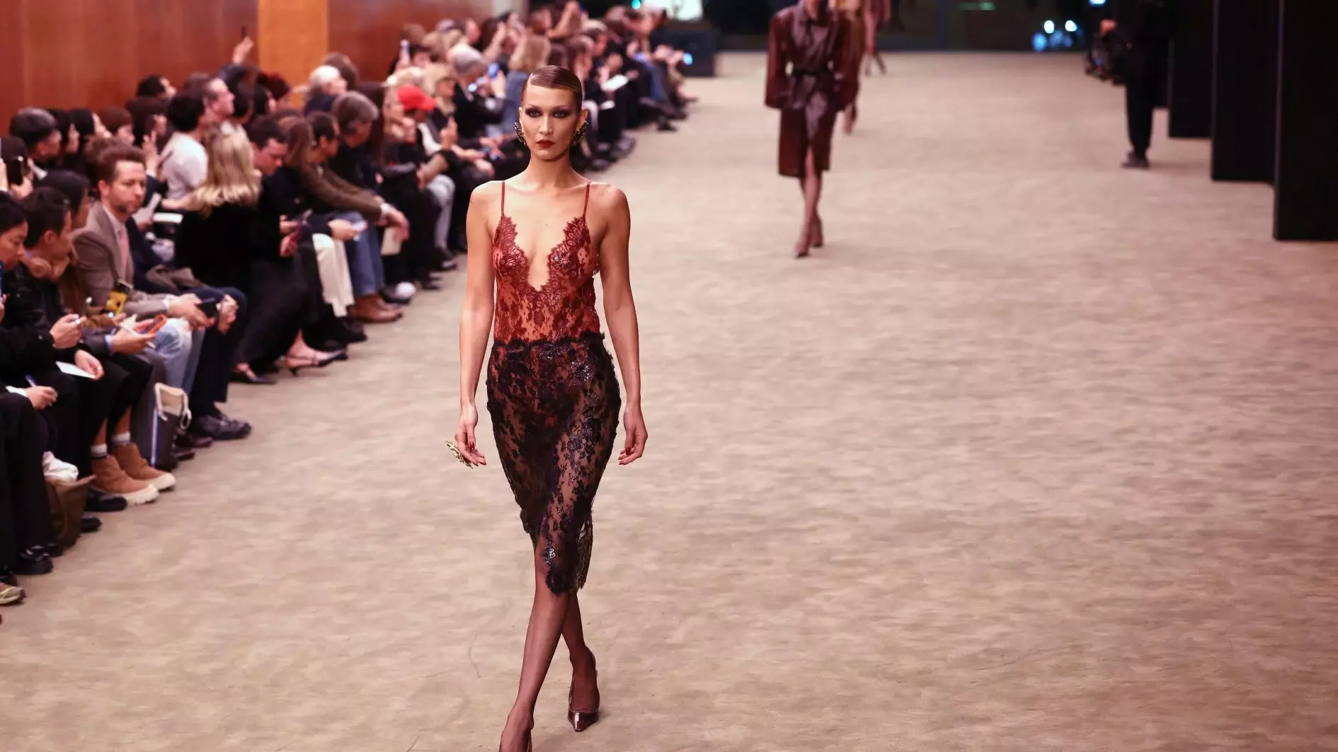 De Parijse modeweek trotseert de internationale schaduw van oorlog