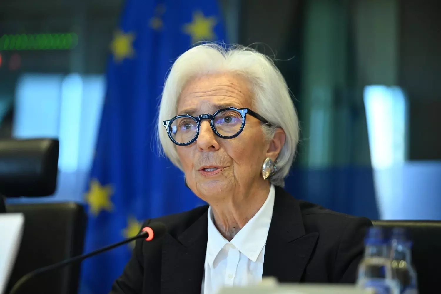 De chef van de Europese bank belooft de inflatie onder controle te houden tijdens de oorlog in het Midden-Oosten