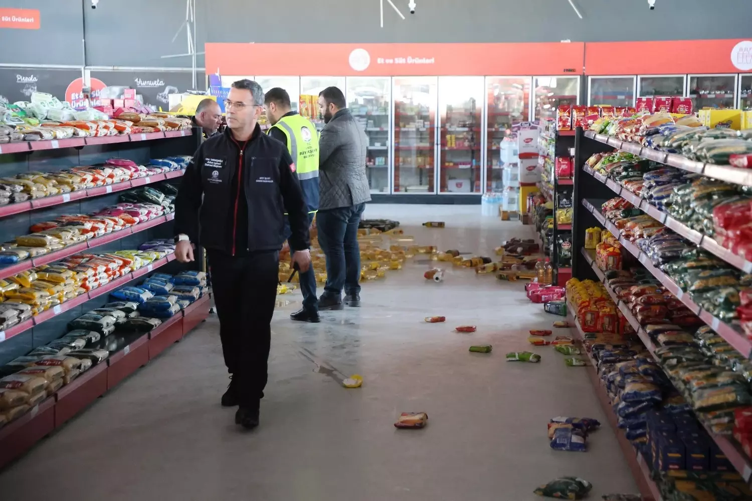 Drie aardbevingen treffen de westelijke stad van Türkiye op één dag