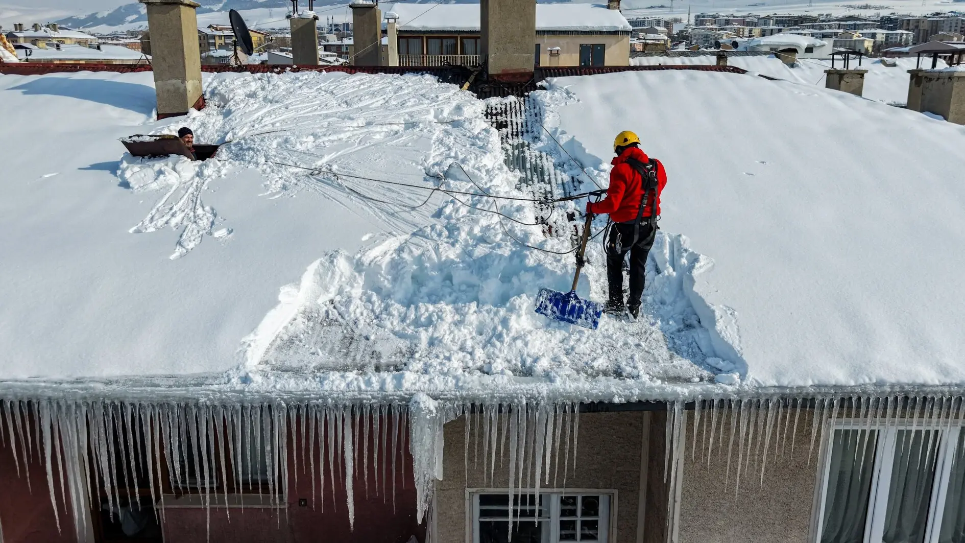 Erzurum-bergbeklimmers verdedigen de straten tegen vallende ijspegels