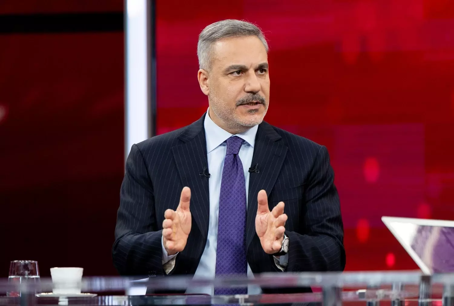 Fidan noemt de Iraanse aanvallen op de Golfstaten een ‘verkeerde strategie’ nu de oorlog zich uitbreidt