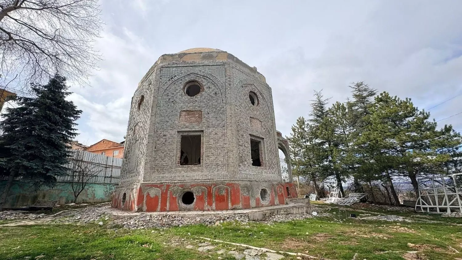 Historische Çinili-moskee in Kütahya wordt herbouwd