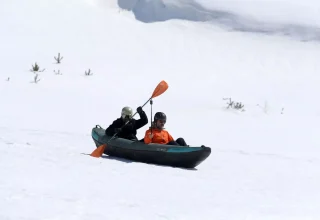 Kajakkers glijden over de sneeuw op de berg Erciyes tijdens een ongebruikelijk winterexperiment