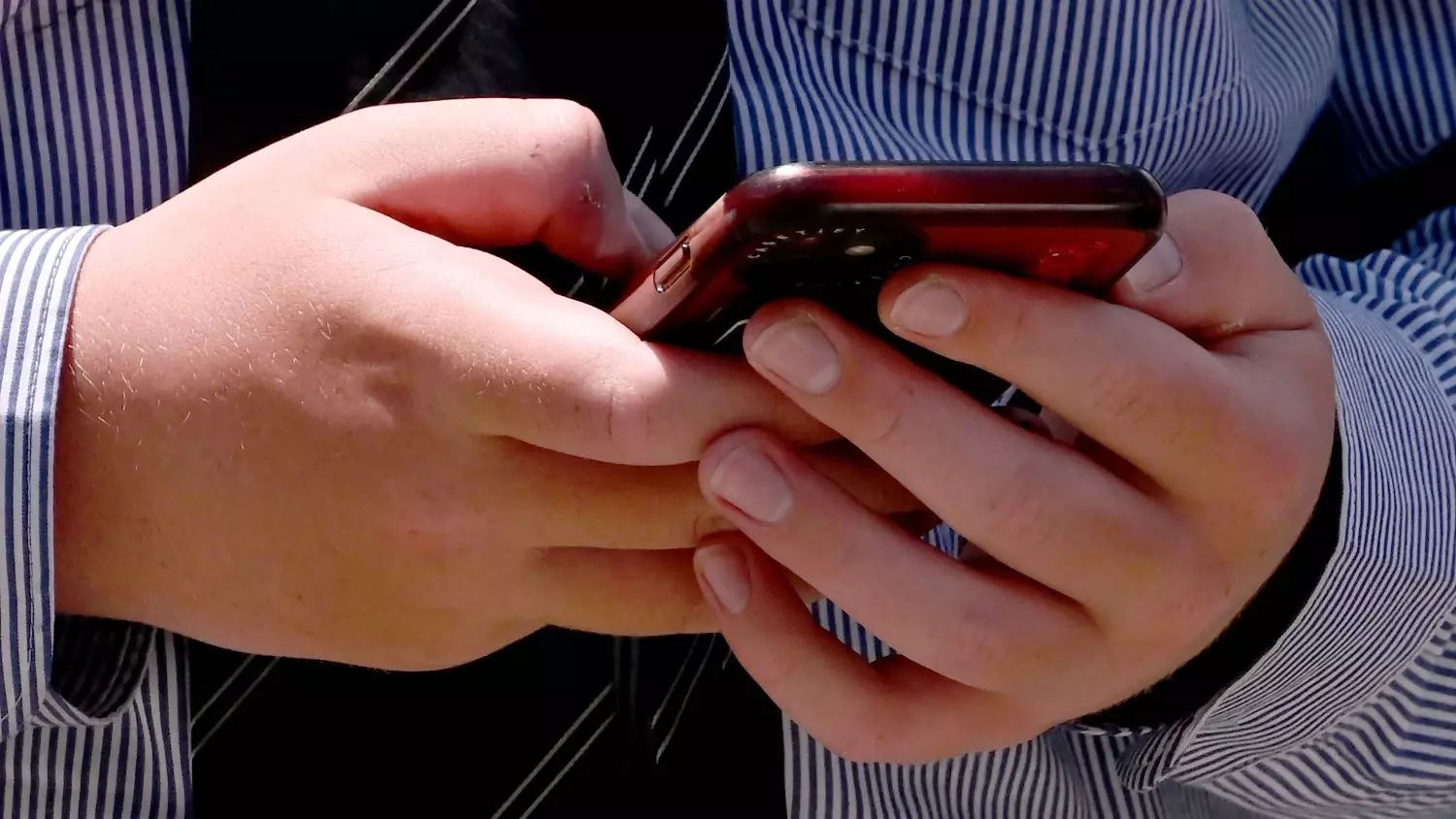 Langverwacht wetsvoorstel om sociale media te beperken voor jongeren onder de 15 jaar in het parlement