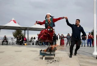 Levendige vieringen markeren Nevruz in heel Türkiye