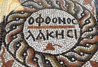 Mozaïek zegt ‘haters gaan haten’ in de oude stad