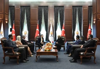 Politieke partijen wisselen Eid-groetbezoeken uit in Ankara