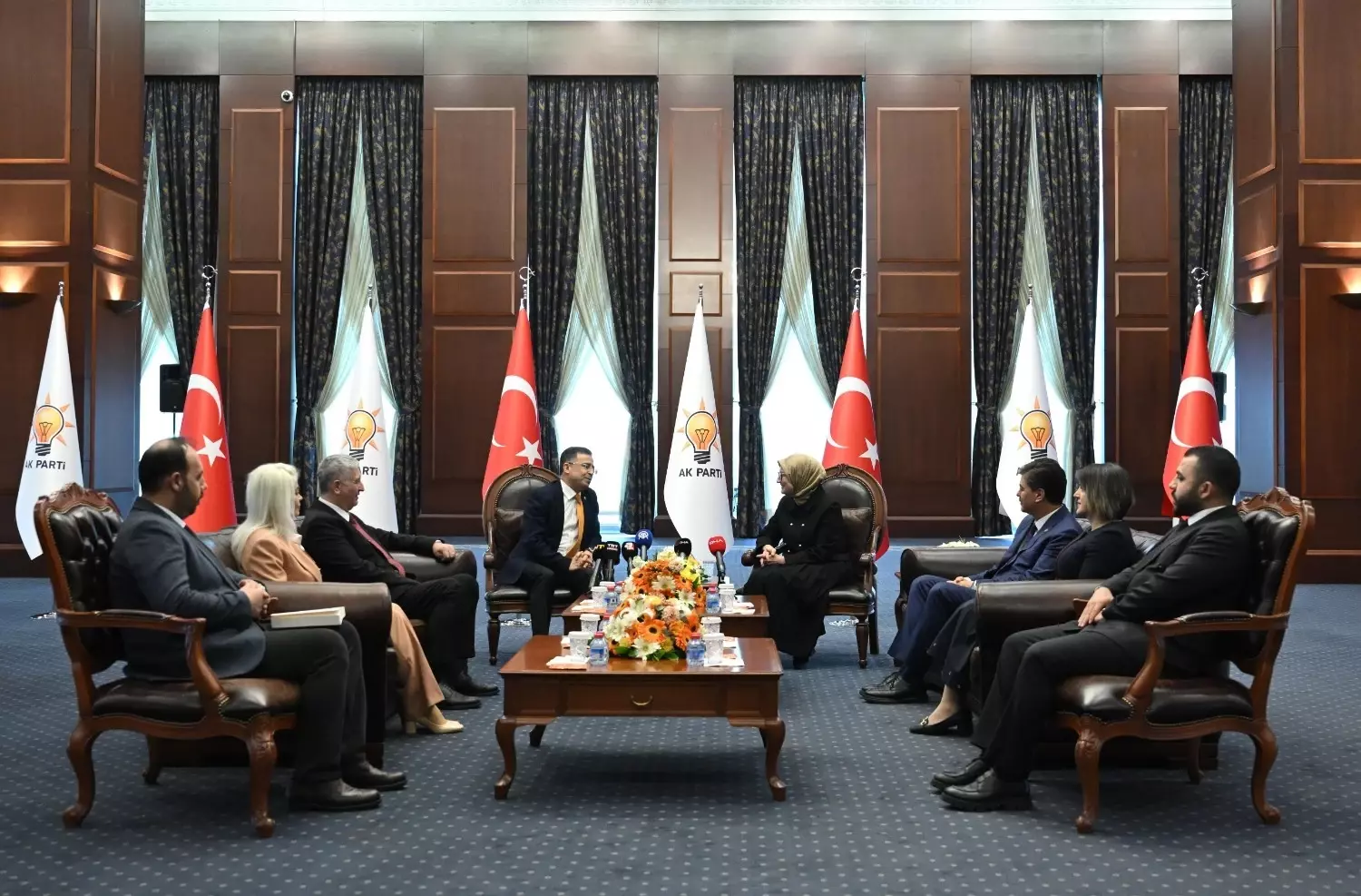 Politieke partijen wisselen Eid-groetbezoeken uit in Ankara