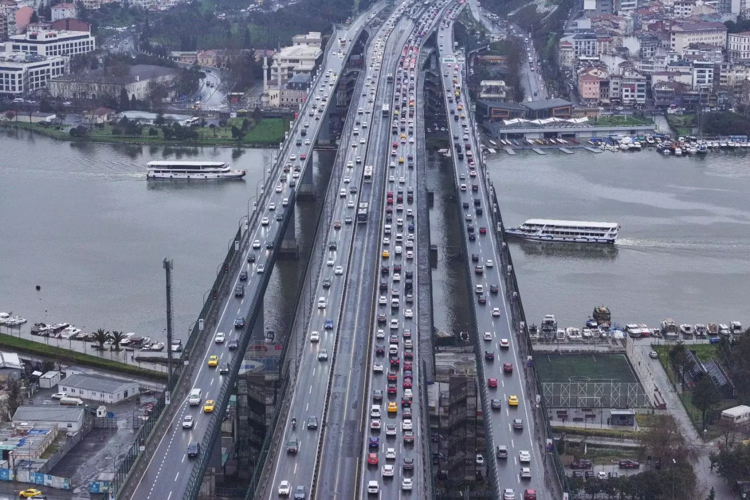 Scholen gaan weer door in Türkiye nu het reisverkeer na Eid de snelwegen in zijn greep heeft