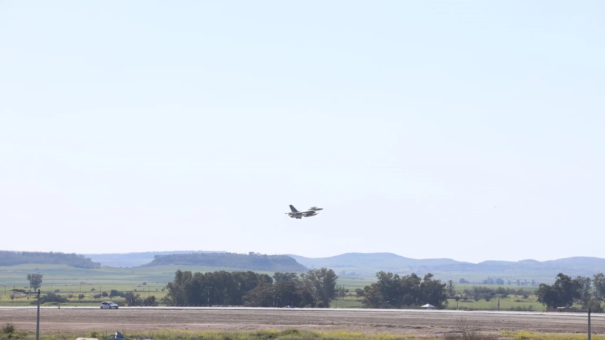 Türkiye zet F-16's en luchtverdedigingssystemen in op Turks Cyprus