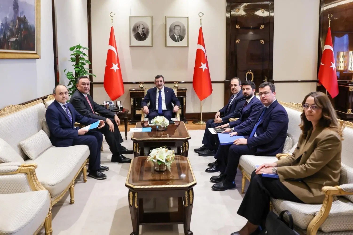 VP Ylmaz benadrukt de coördinatie tussen Turkse staten te midden van regionale onrust