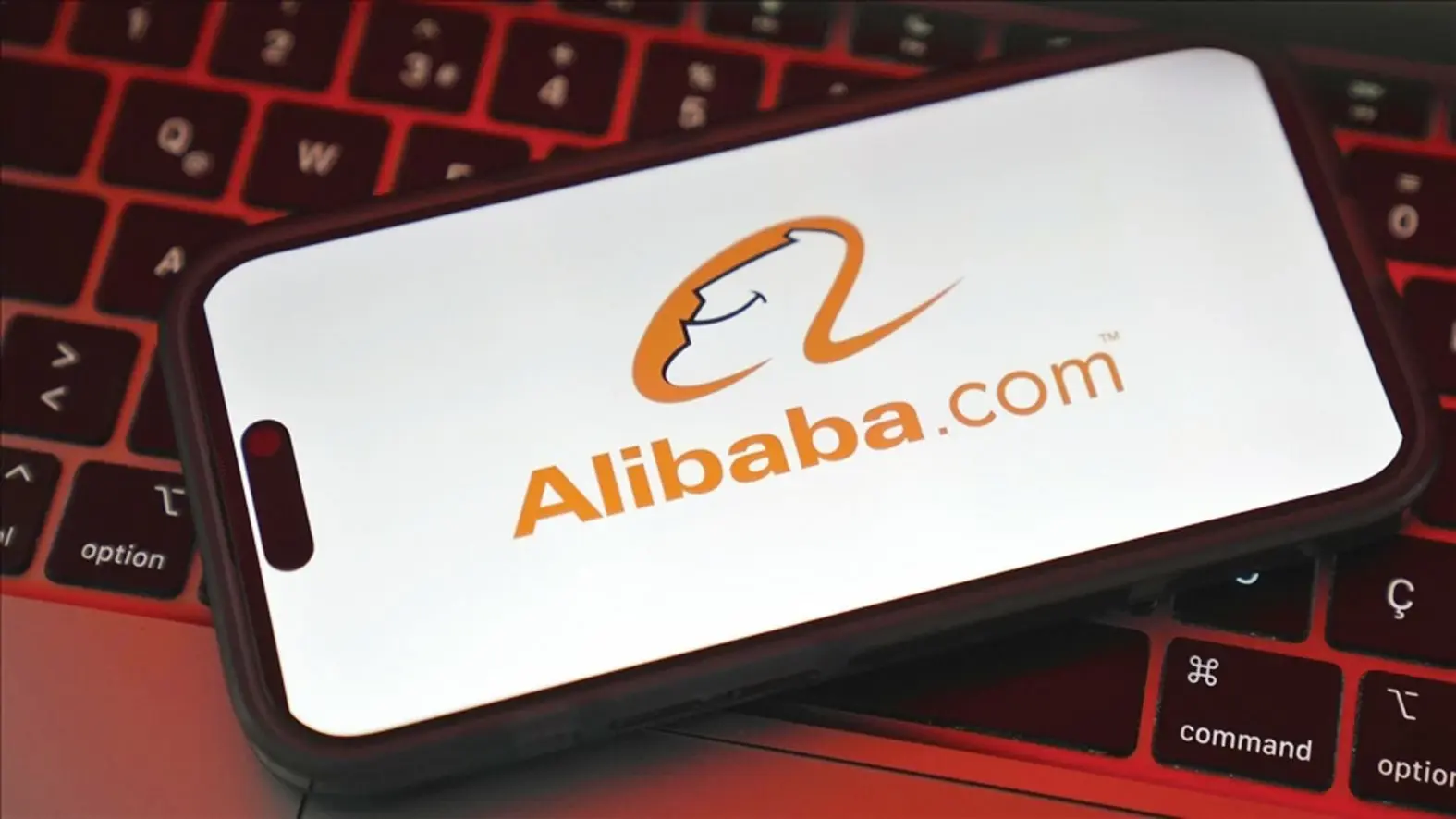 Alibaba klaagt het Pentagon aan wegens besluit op de zwarte lijst