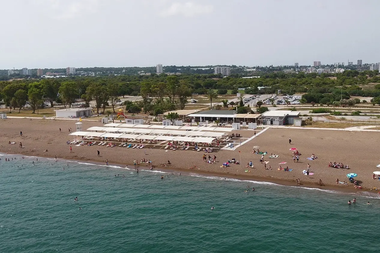 Antalya introduceert rookvrije stranden om de sigarettenvervuiling tegen te gaan