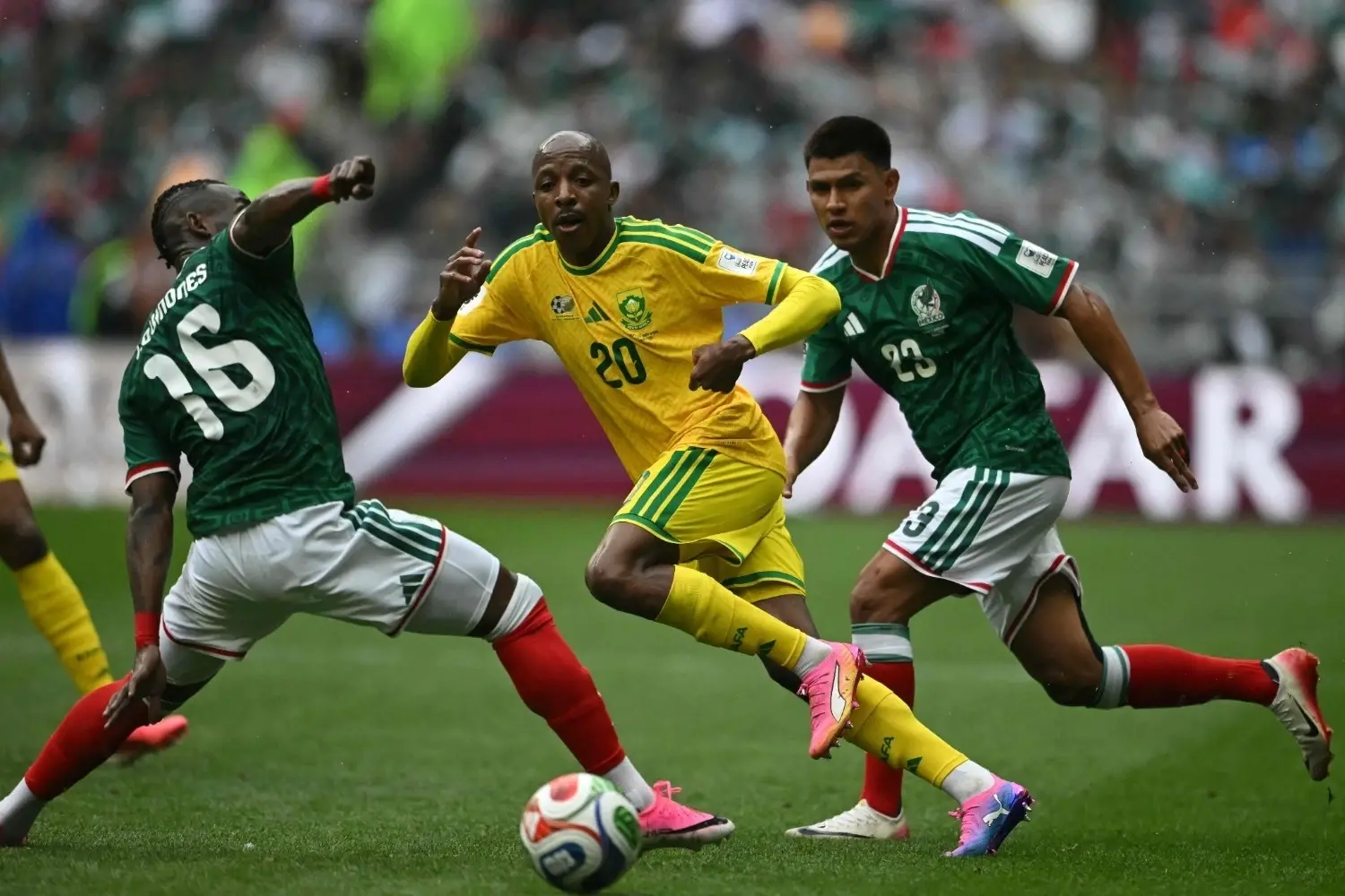 Co-host Mexico trapt het WK af met een dramatische overwinning