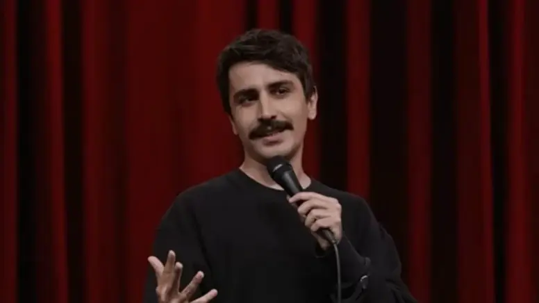 De Turkse komiek Deniz Göktaş wordt verdacht van stand-up