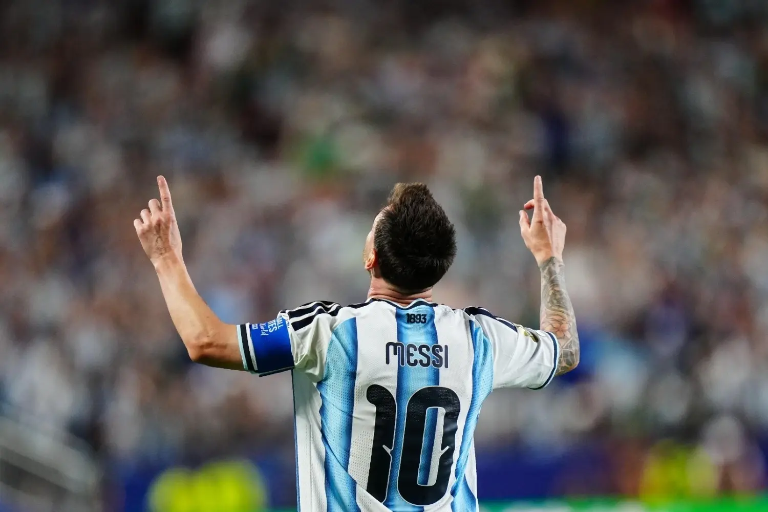 De magische Messi evenaart het doelpuntenrecord op het WK als Argentinië wint