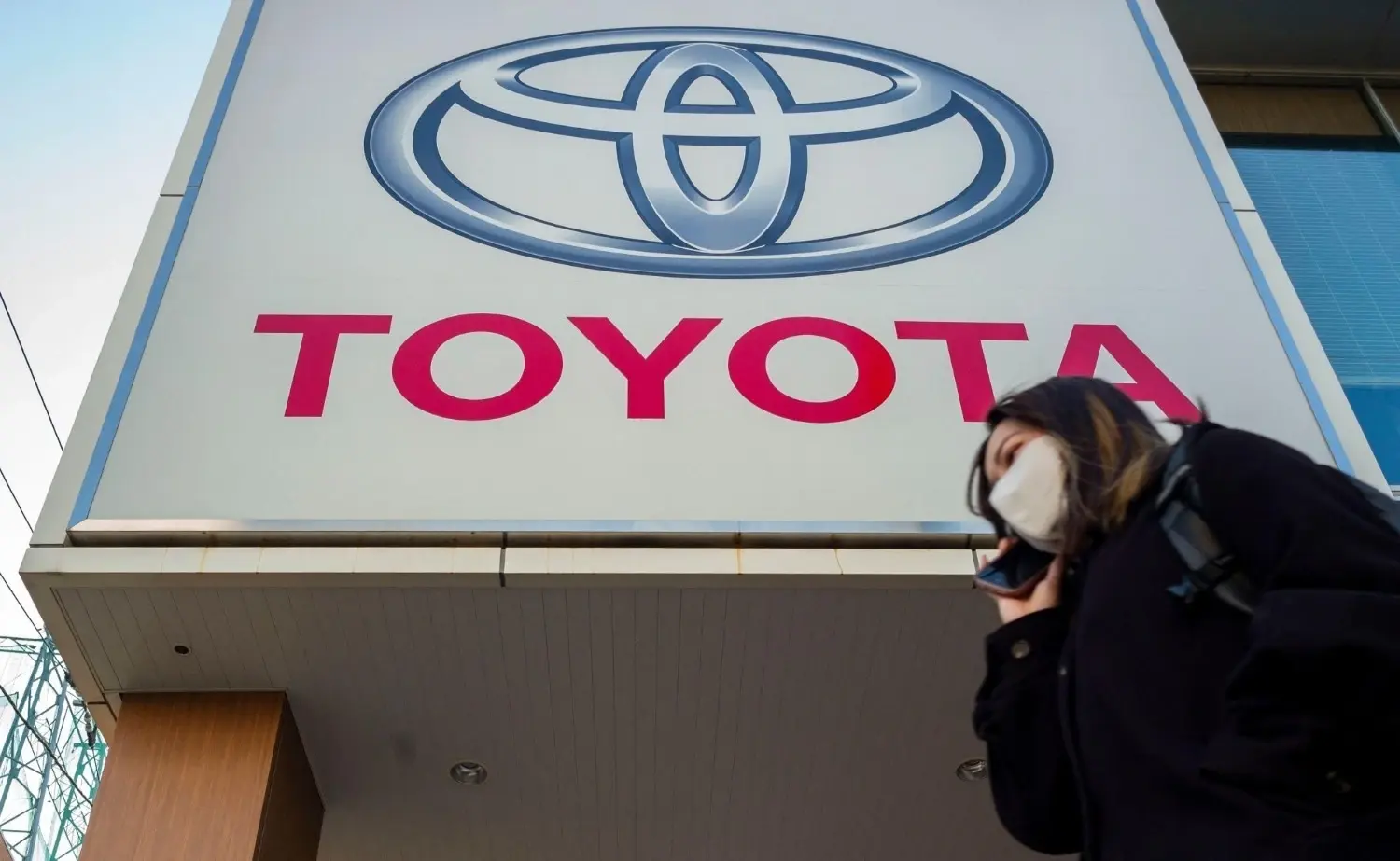 De wereldwijde verkoop van Toyota daalt voor de vierde maand omdat het conflict in Iran de productie verstoort