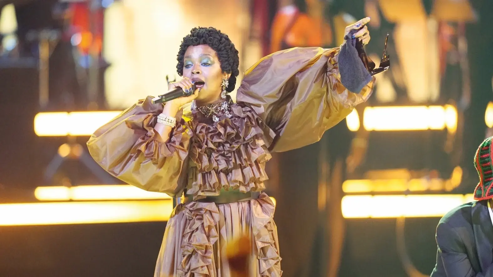 Eerbetoon en verrassingen markeren de uitreiking van de BET Awards
