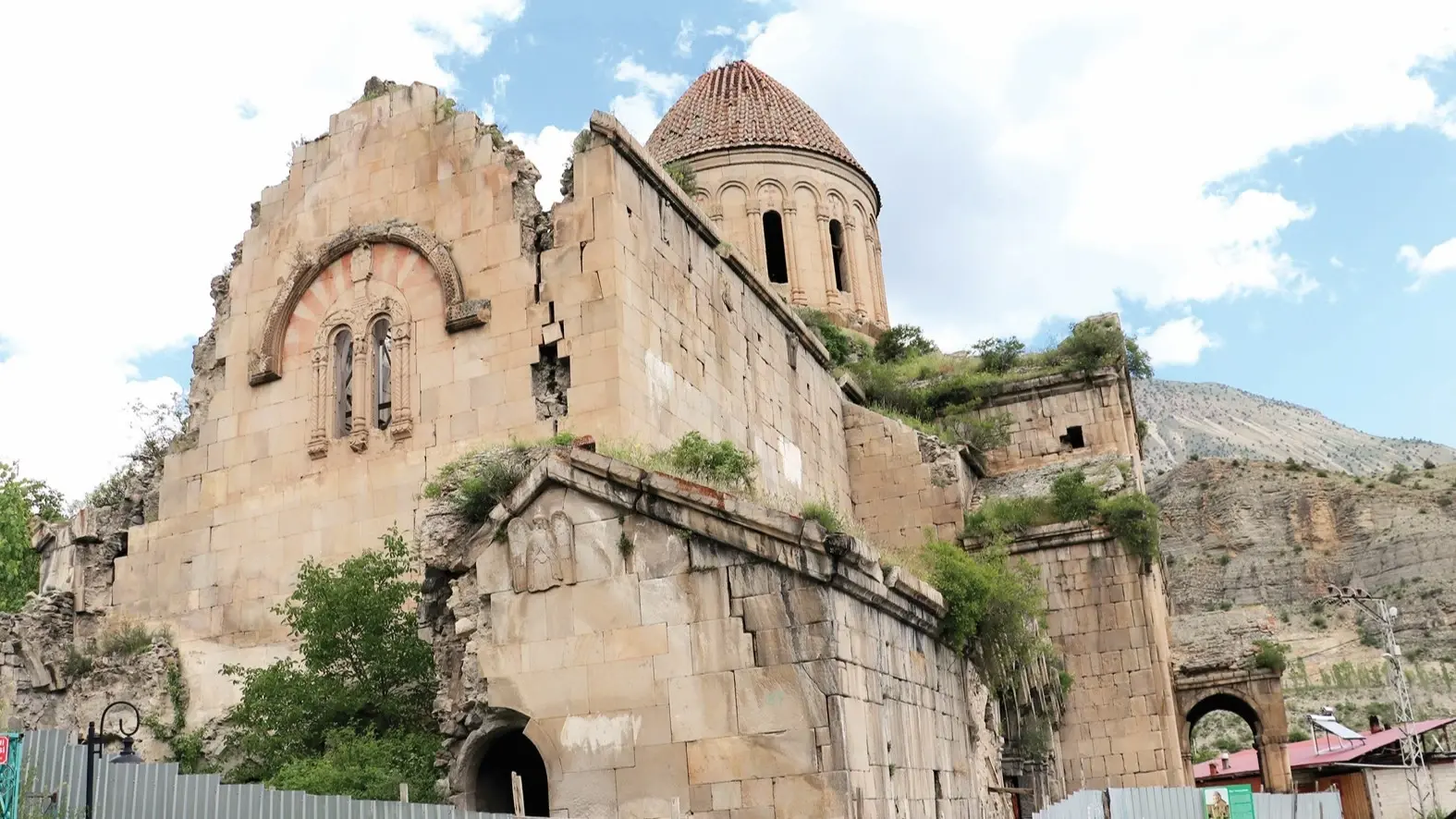 Historische kerk en kasteel wachten op restauratie in Erzurum