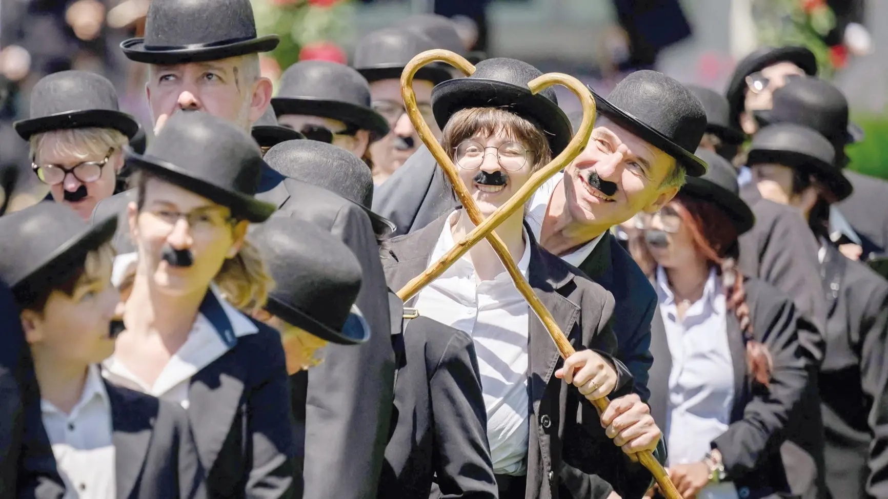 Honderden Charlie Chaplin-lookalikes verzamelen zich in Zwitserland