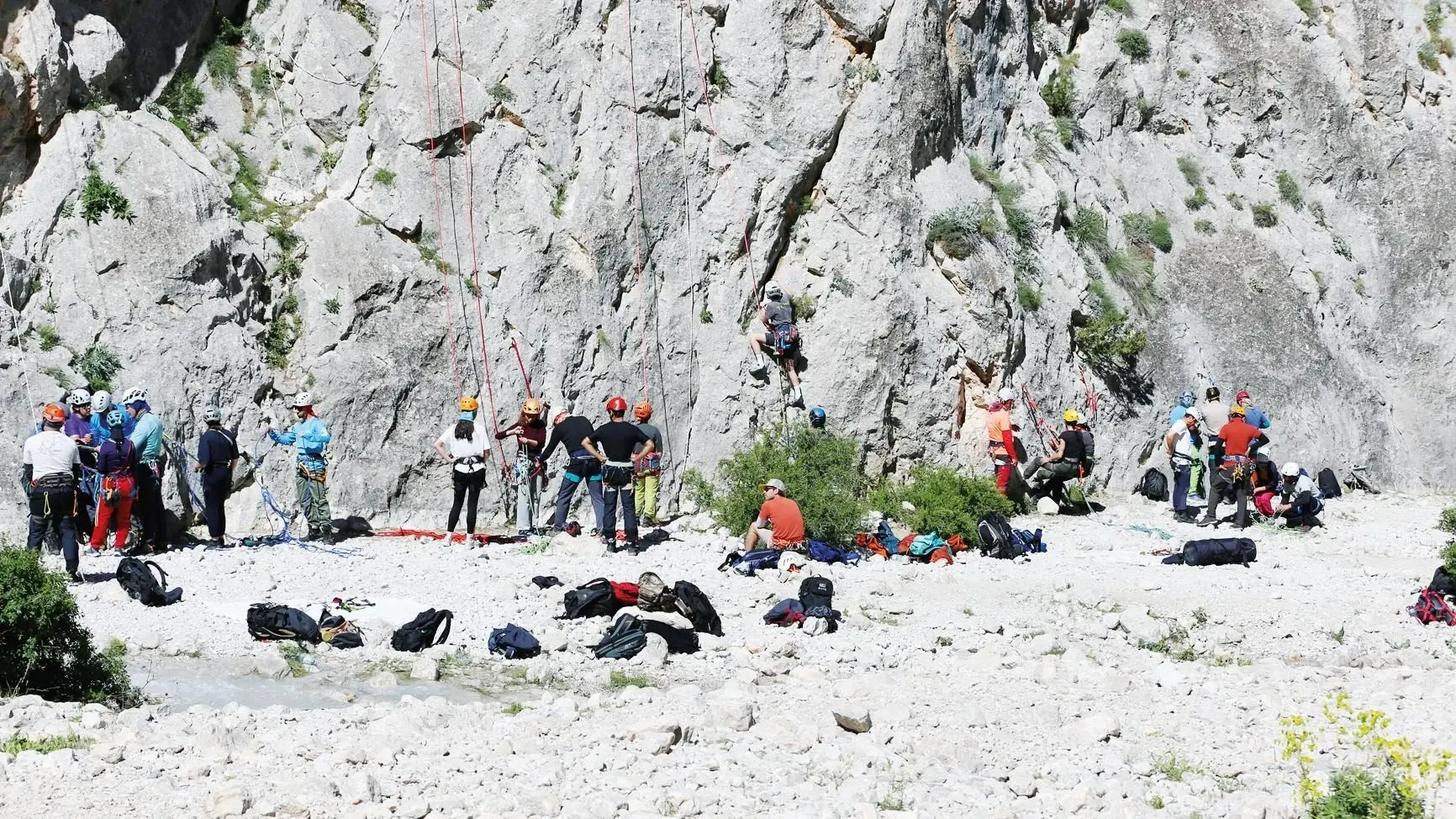 Klimmers leren touwen in Niğde's Aladağlar, 'school voor bergbeklimmen'