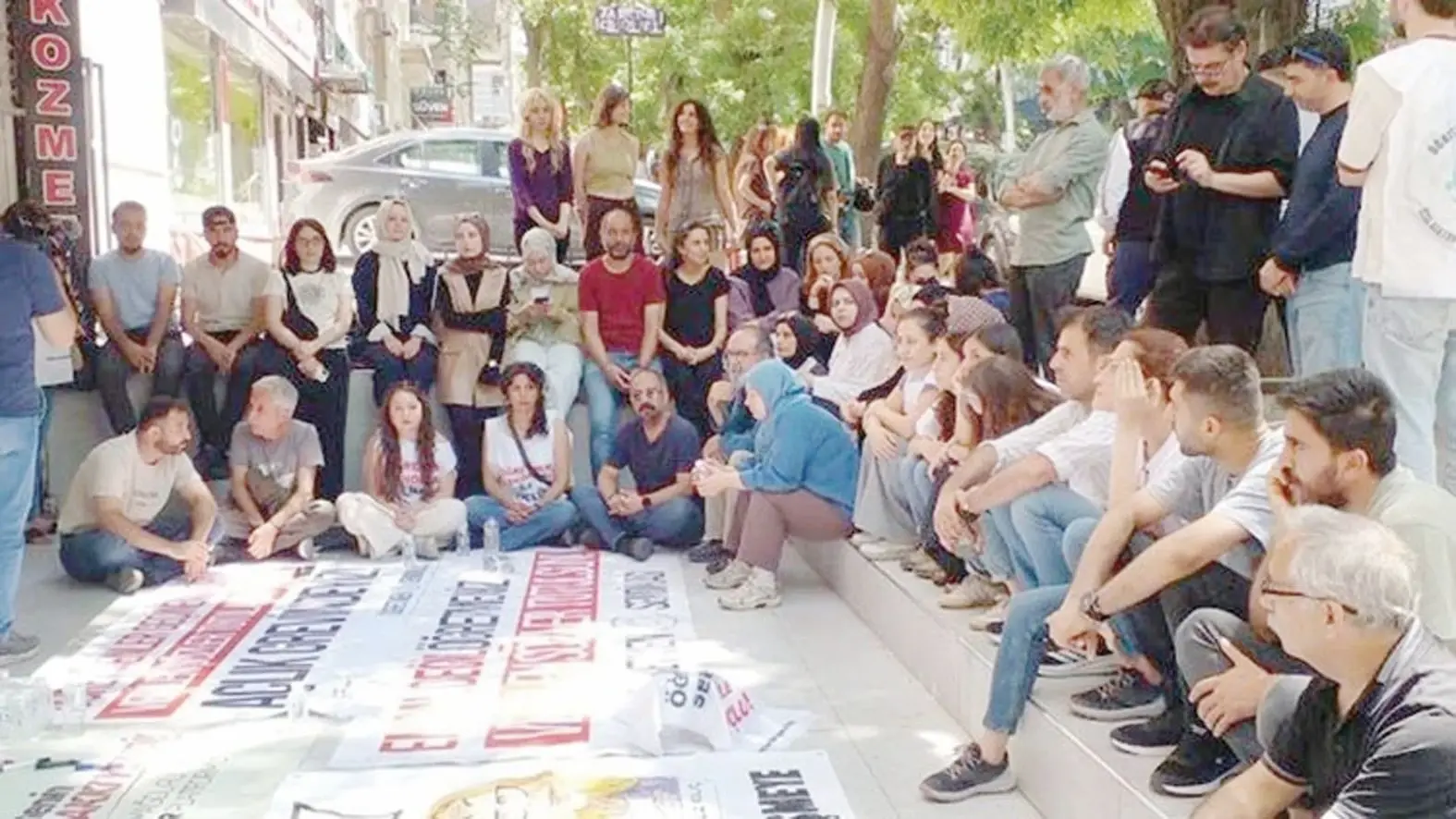 Leraren lanceren een hongerstaking voor onbepaalde tijd in Ankara