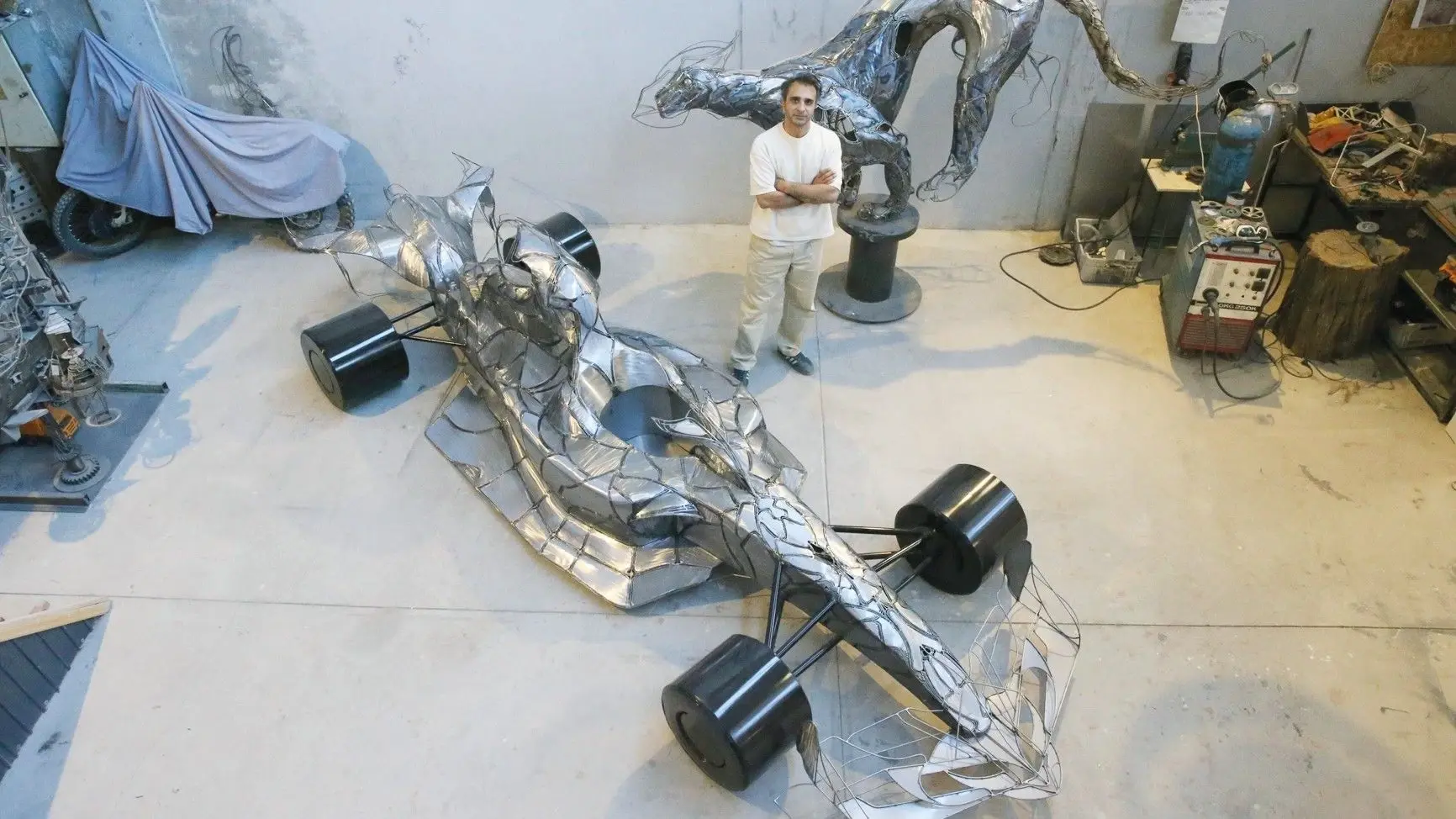 Sculptor's F1-kunst ontvangt tentoonstellingsaanbod uit Groot-Brittannië