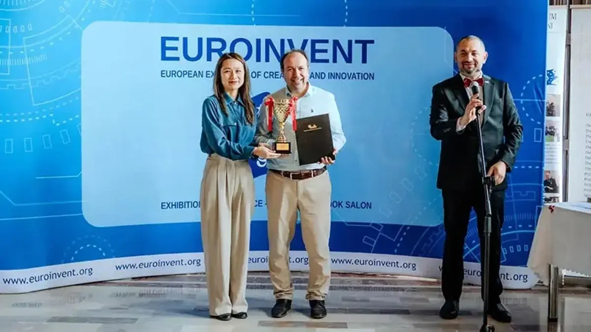12 Turkse academici winnen goud in Roemenië voor melanoompleister